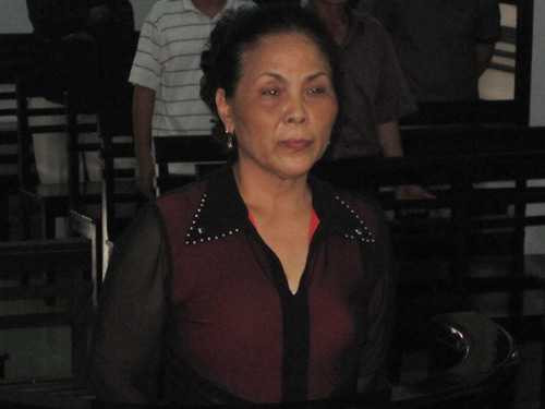 Bực mình vì mất nước, 'quý bà' đấm thẳng mặt công an