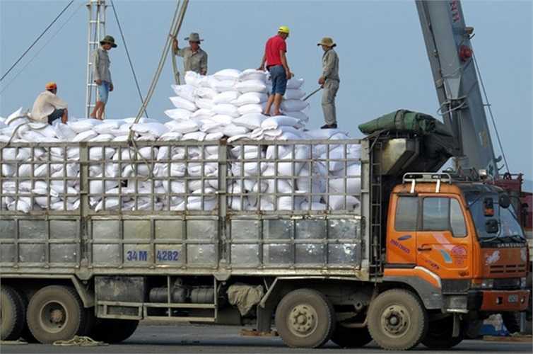 Dù đã được chất đầy, một xe tải chở gạo tiếp tục được đắp cao thêm cả tấn hàng.
