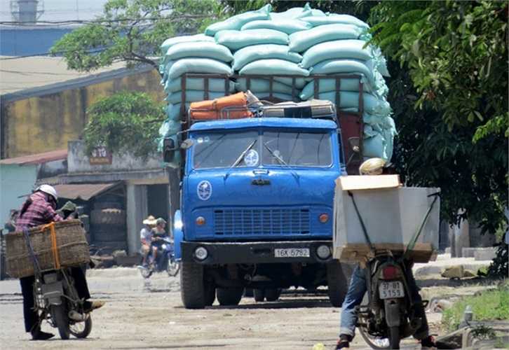 Chiếc xe tải được chất đầy hàng, không được che chắn, giằng buộc, đỗ trong sân của Nhà máy thép Việt - Ý tại khu công nghiệp Quán Toan.