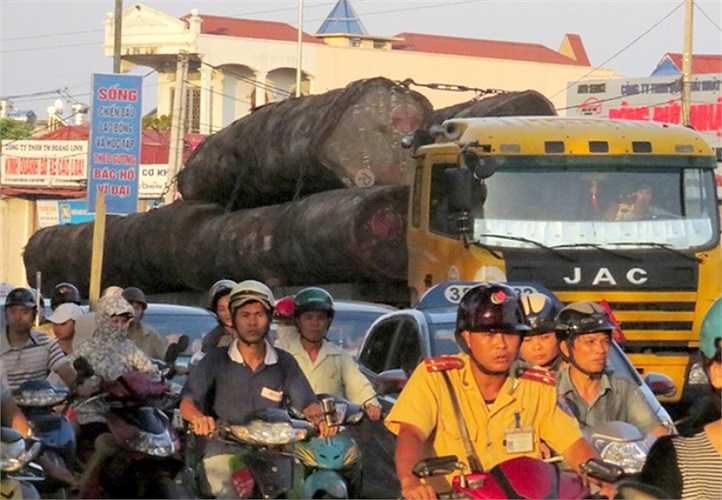 ...Rồi chen chúc trong dòng phương tiện, rình rập nguy hiểm cho người đi đường.