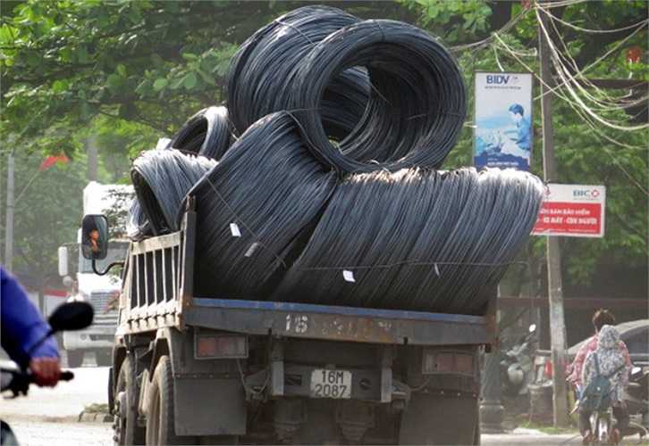 Chiếc xe này bị nghiêng ngả bởi những quận thép nặng.