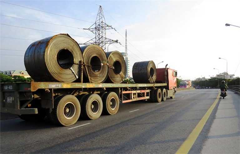Những xe container chở thép cuộn lộ thiên thường xuyên xuất hiện trên tuyến Quốc lộ 5. Trước đó, lãnh đạo Bộ Giao thông đã kiểm tra tại một số tuyến quốc lộ, ban đầu đã có những nhận định, việc xe quá tải thường xuyên chạy qua tuyến quốc lộ này là một trong những nguyên nhân gây ra việc đường lún và biến thành những rãnh, vệt bánh xe.