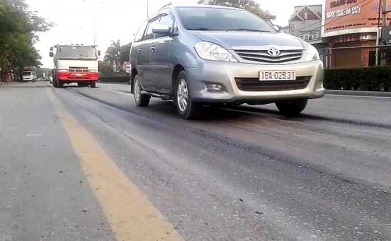 Theo ghi nhận của chúng tôi, mặt Quốc lộ 5, đoạn chạy qua địa bàn Hải Phòng đã bị biến thành hào, thành rãnh rộng 30 cm, sâu khoảng 10 cm, đang trở thành mối họa với các phương tiện tham gia giao thông.