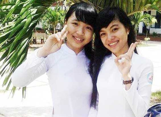 Cẩm Thùy (bên trái) trong tà áo trắng học trò.