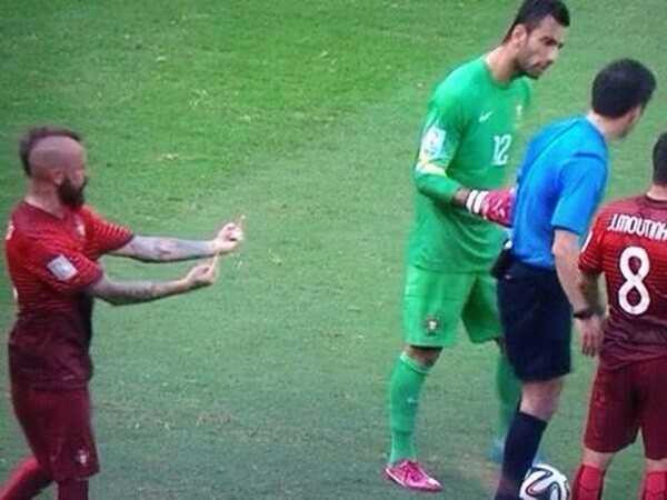 Meireles giơ ngón tay thối 