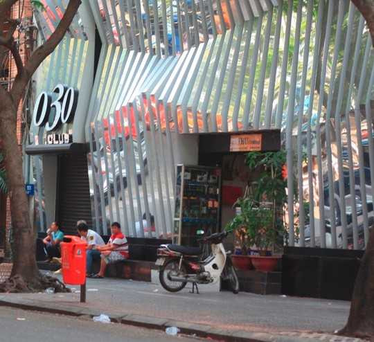 Mâu thuẫn trong quán bar, thiếu nữ rút súng thị uy