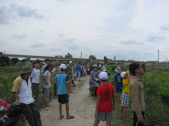 Người dân hiếu kỳ chứng kiến sự việc