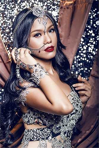 Có lẽ chính vì vậy mà cô quyết định sẽ tiếp tục hóa thân thành một vũ công Bollywood lần thứ 2 để có thể tận dụng được nhiều nhất sự ủng hộ của khán giả trong đêm Chung kết.