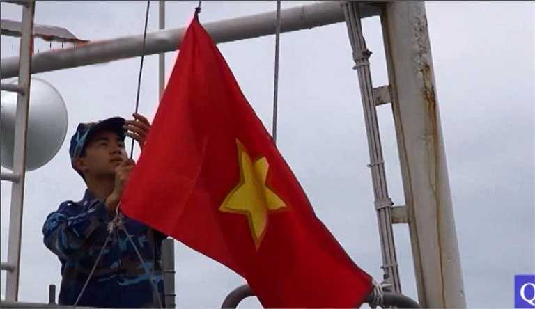 Chiến sĩ tàu CSB 8003 kéo cờ trước khi tiến hành lễ chào cờ. 