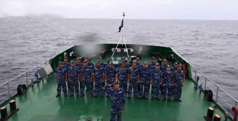 Đây là nghi lễ thường nhật trên tàu CSB 8003 - con tàu đang làm nhiệm vụ tại vùng biển Hoàng Sa 