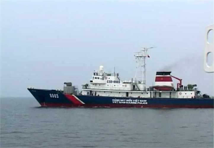 Trung tá Phan Văn Tĩnh, Thuyền trưởng tàu CSB 8003 cho biết: Là tàu lớn, nên khối lượng trang thiết bị trên tàu cũng rất…khổng lồ. Thêm nữa, hệ thống bảo vệ của tàu rất nghiêm ngặt, nếu thao tác sai quy trình sẽ không thể vận hành được tàu. 