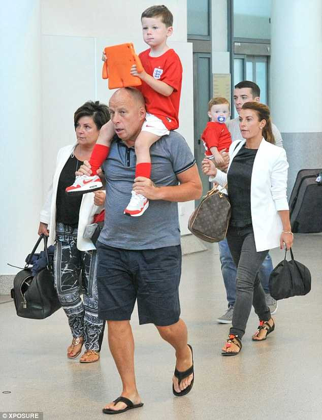 Rooney được vợ con sang tận Brazil 'tiếp lửa'