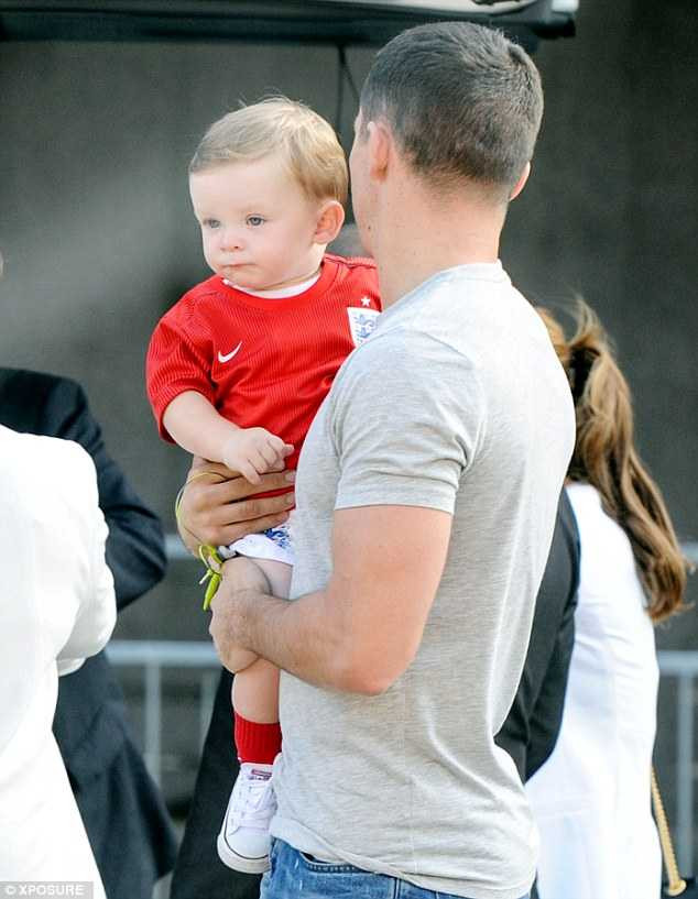 Rooney được vợ con sang tận Brazil 'tiếp lửa'