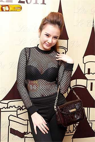 Chiếc áo hớ hênh này khiến Angela Phương Trinh trở thành tâm bão dư luận.