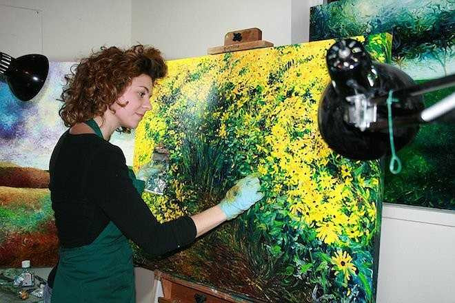 Quá trình thực hiện không hề đơn giản. Mỗi bức tranh là sự kết hợp hài hoà của hàng triệu nét vẽ, phấy nhỏ bằng ngón tay của Iris.