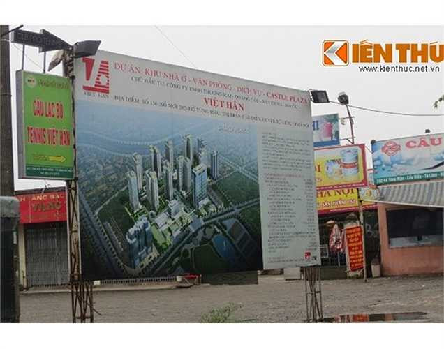 Siêu dự án này do Công ty Thương mại - Quảng cáo - Xây dựng - Địa ốc Việt Hân của ông Đinh Trường Chinh (chồng cũ hoa hậu Diễm Hương) làm chủ đầu tư. Ảnh chụp pano phối cảnh dự án tại 202 Hồ Tùng Mậu.