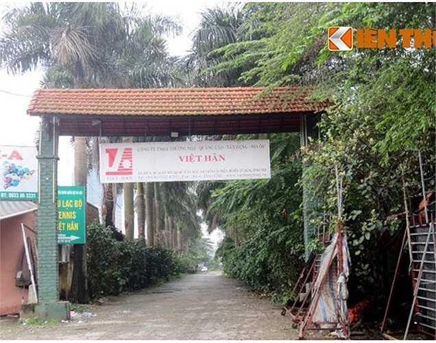 Castle Plaza có quy mô hoành tráng, dự kiến khởi công vào năm 2010, hoàn thành năm 2013 nhưng hiện khu đất để xây dựng dự án đang bị xẻ thịt để kinh doanh đủ thứ dịch vụ tạp nham. Ảnh chụp lối vào dự án.