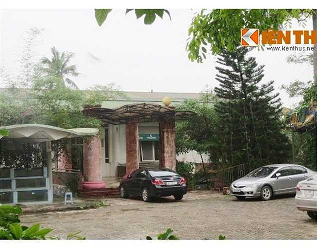 Lác đác vài chiếc xe hơi vào khu vực CLB tenis.