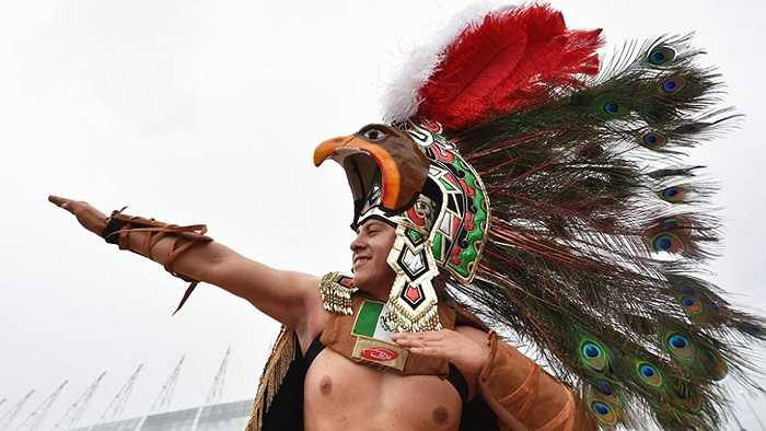 CĐV Mexico hóa thân thành một con đại bàng với lông vũ rất đẹp. Hình ảnh bên ngoài sân Castelao trước giờ bóng lăn.