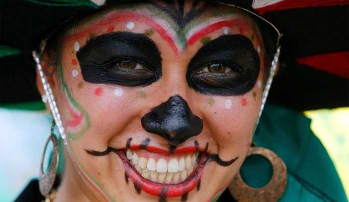 Hình ảnh đầy ma mị bên ngoài vẻ mặt xinh đẹp của một thiếu nữ Mexico.