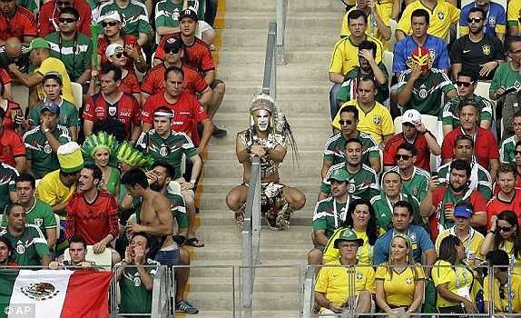 Một thổ dân da đỏ Mexico như 'lạc' vào sân bóng.