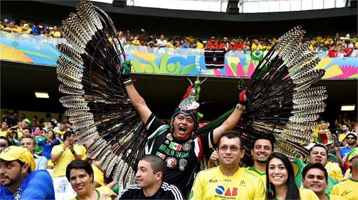 Thêm một CĐV Mexico với đôi cánh đại bàng được làm rất tỉ mẩn và đẹp mắt.