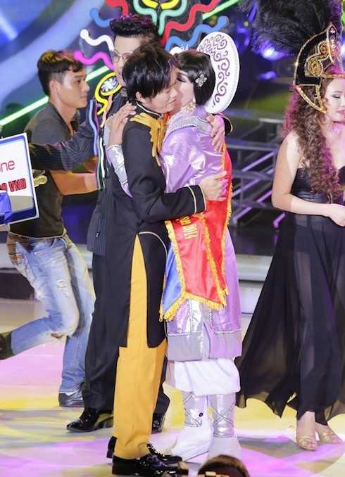 giam khao bi phan doi