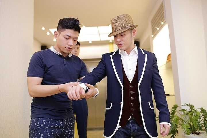 Anh chàng rất lịch lãm trong bộ vest của NTK Công Trí.