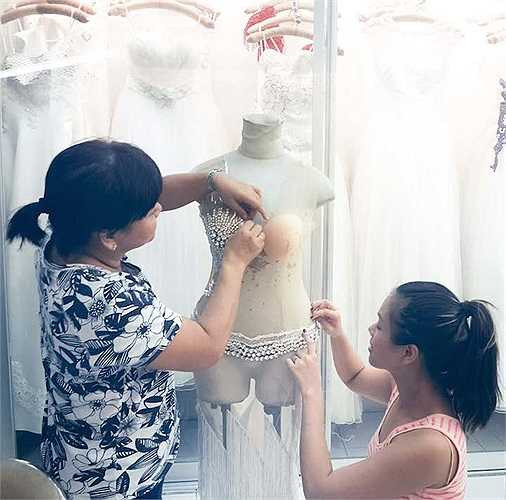 Ít ai biết rằng trang phục biểu diễn trên sân khấu của cô đều do một tay hai mẹ con Phương Vy thực hiện, mẹ cô may còn cô thì trang trí.