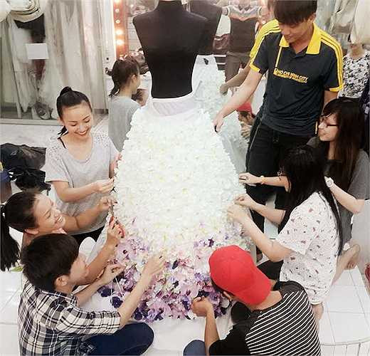 Đó chính là chiếc váy được kết rất nhiều hoa như một lời chúc thành công, may mắn.