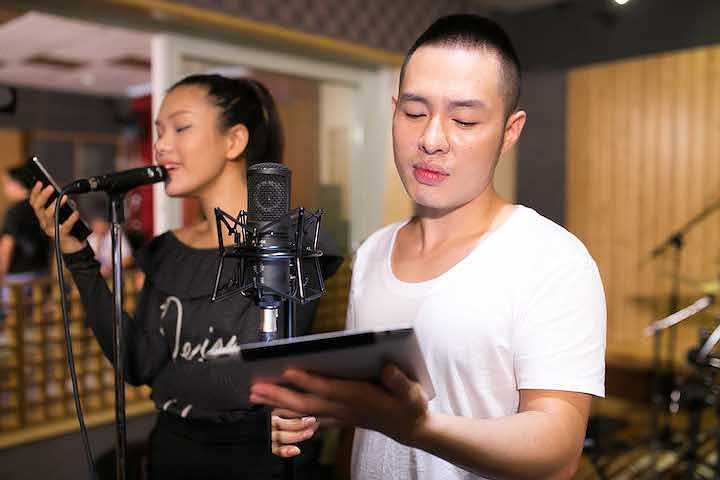 Nữ ca sỹ cũng dành những lời nhận xét tích cực khi nói về hoàng tử R&B: 'Hoàng Hải là một người anh rất dễ thương, rất điềm đạm'. Là những người ở lại cuối cùng nền cả hai đều rất muốn thực hiện một đêm diễn thật tuyệt cho quý vị khán giả, không chỉ ở tiết mục riêng mà còn trong tiết mục song ca cùng nhau.