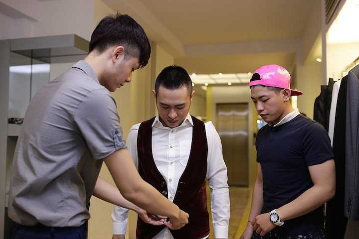 Sau khi tập hát, Hoàng Hải cũng tiếp tục đi thử trang phục.