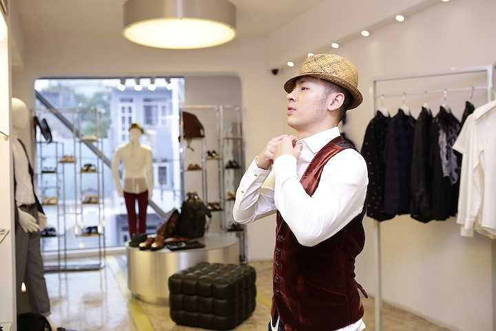 Lần này, anh nhờ đến sự giúp đỡ của NTK Công Trí cho những bộ trang phục của mình.