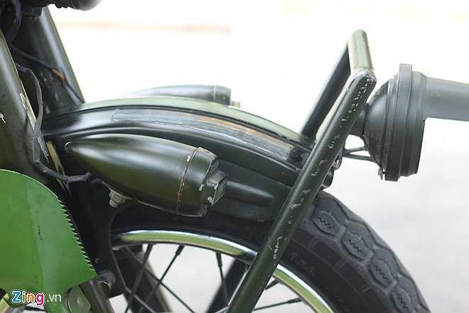 Phía trước mũi xe được gắn bộ phận trang trí, mô phỏng thiết bị dò mìn trên những xe quân sự