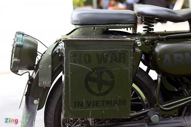 Cốp đựng đồ phía sau ghi dòng chữ “No war in Vietnam” với ý nghĩa yêu chuộng hòa bình
