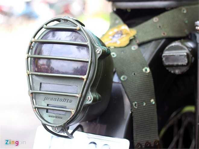 Đèn hậu cũng cùng phong cách với đồng hồ trung tâm nhưng được sản xuất tại Việt Nam