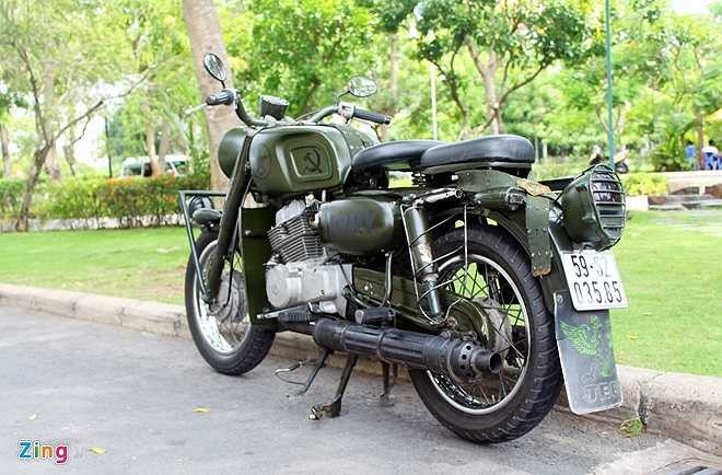 Theo chủ xe, thời gian từ lúc lên ý tưởng đến lúc hoàn thành chiếc “mô tô chiến binh” này mất khoảng 6 tháng. Tất cả những linh kiện chủ yếu đều được chế tác thủ công từ những vật dụng đậm chất nhà binh như phụ tùng xe tăng, đầu đạn súng cối