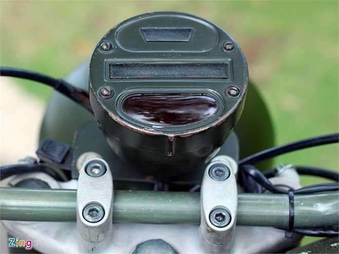 Điểm đặc biệt nhất trên xe và cũng mất nhiều thời gian sưu tầm nhất là chiếc đồng hồ lấy từ xe tăng. Anh Nhã cho biết phải bỏ công đi lùng từ những chợ phụ tùng ở Campuchia