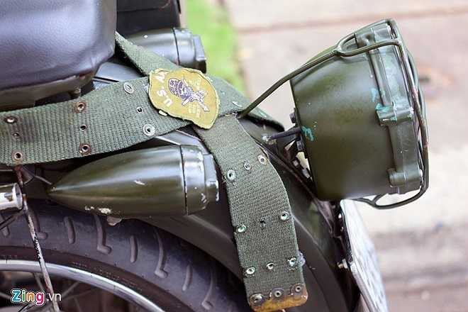 Ngoài ra, bốn đèn xi-nhan được chế tác từ đầu đạn súng cối cũng gây ấn tượng, đậm chất nhà binh