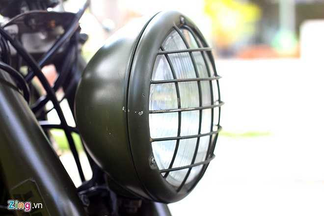 Đèn pha trước được lấy từ chiếc xe tải Zin-khơ của Nga với tấm lưới bảo vệ thường thấy trên những chiếc xe quân sự