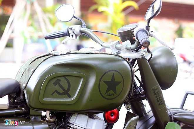 Bình xăng lớn được gò thủ công, in dòng chữ army (quân đội) và biểu tượng búa liềm