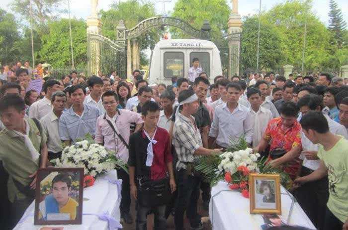  Người dân xóm Trại Lê tổ chức tang lễ cho 2 nạn nhân Trần Thị Yên và Hoàng Văn Thiên.