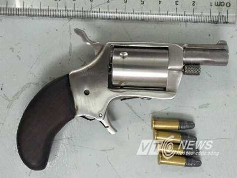 Thiếu nữ rút súng đại náo vũ trường khai gì tại công an?