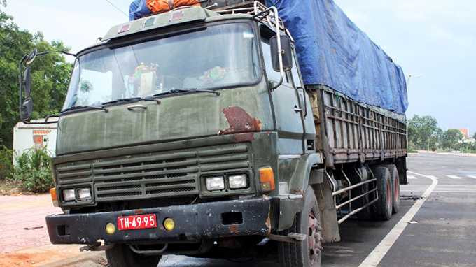 Xe biển số đỏ giả bị bắt khi chở bã cà phê vượt tải trọng đến 102% - Ảnh: Ng.Nam