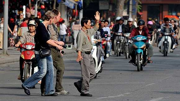 Nếu bạn thấy mình mắc kẹt bên vỉa hè trong vòng 1 giờ đồng hồ và không thể băng qua đường, hãy thử biện pháp này: nhắm mắt và bước khỏi vỉa hè xuống đường. Biện pháp này hiệu nghiệm một cách đáng ngạc nhiên.