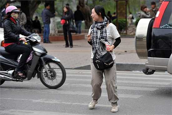 Không bao giờ bước ra phía trước một chiếc xe bị hỏng nặng. Tài xế hẳn là gã nào đó không biết các quy tắc đi lại hoặc có kỹ năng kém, hoặc là một du khách tưởng bở rằng anh ta vẫn đang ở Sydney.