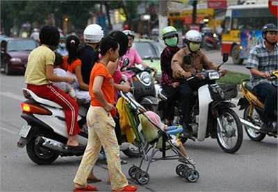 Không bao giờ cúi người để nhặt tiền rơi trên phố. Mọi đứa trẻ ở xung quanh sẽ làm điều đó nhanh hơn anh nhiều. Và anh sẽ được nghe âm thanh không hề dễ chịu của tiếng lốp xe máy miết trên đường, ở sau lưng mình