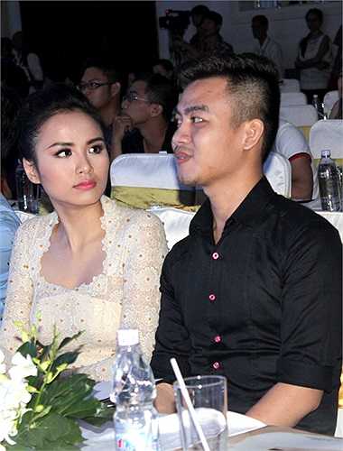 Diễm Hương chụm đầu trò chuyện say sưa cùng chàng trai. 