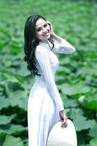 Diễm Hương cũng cho biết, cô rất yêu thích loài hoa sen với những giá trị tinh thần bất biến