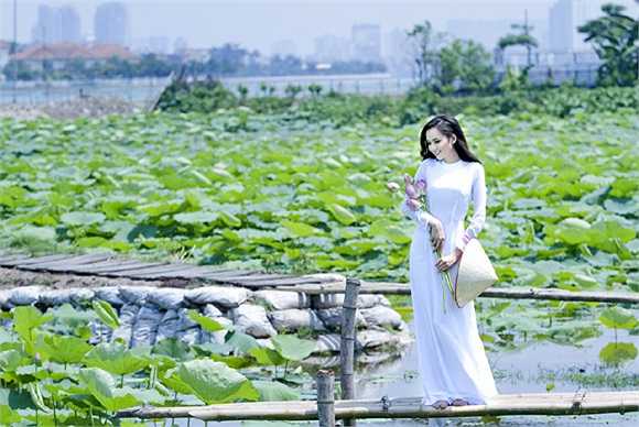 Nụ cười tươi tắn với má lúm duyên dáng là 'đặc sản' của Hoa hậu Diễm Hương